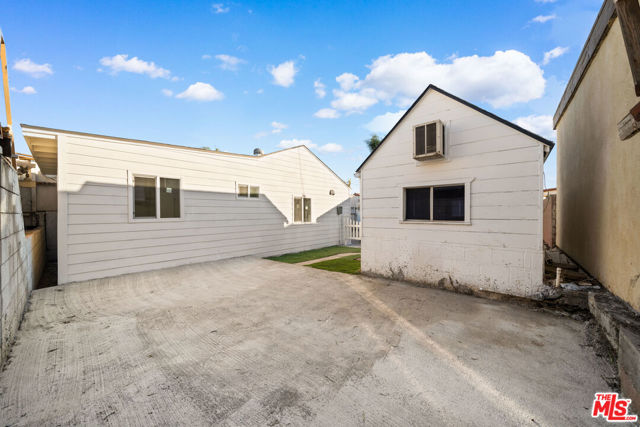 4325 W 58th Place, Los Angeles CA: https://media.crmls.org/mediaz/f7eb5a4d-71b0-4ecd-a6f2-48d172c99759.jpg