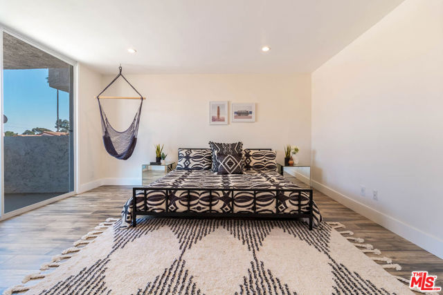28374 Rey De Copas Lane, Malibu CA: https://media.crmls.org/mediaz/f7eb9bad-2e94-4918-a923-5812d1dc6ab4.jpg
