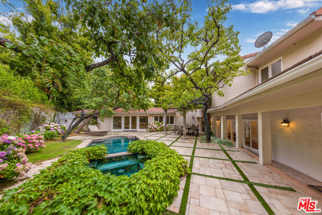 1290 Sunset Plaza Drive, Los Angeles CA: https://media.crmls.org/mediaz/f7ebdea2-ca9d-41c1-ad20-41c22d4d24ff.jpg