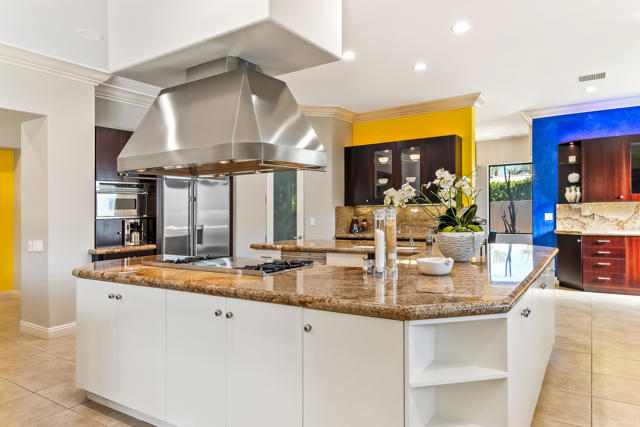 15 Sun Ridge Circle, Rancho Mirage CA: https://media.crmls.org/mediaz/f7ec7f0d-83aa-4bc8-b9e5-aa455c0844ac.jpg