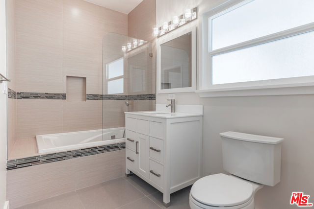 31 Breeze Avenue, Venice CA: https://media.crmls.org/mediaz/f7eca0ab-f36d-4c20-8e7c-acf50d53eda7.jpg