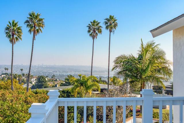 2193 Harbour Heights Rd, San Diego CA: https://media.crmls.org/mediaz/f7ee4c43-8acc-4ef4-a677-25a73c5e88f1.jpg