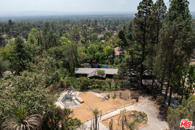 1414 E Palm Street, Altadena CA: https://media.crmls.org/mediaz/f7ef3fd8-d962-406b-b2d7-2edc482b32af.jpg