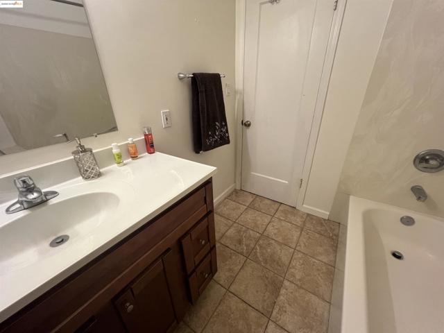 2326 Maywood Ave, Oakland CA: https://media.crmls.org/mediaz/f7ef9401-7847-44b2-b9a5-2452b37e2538.jpg