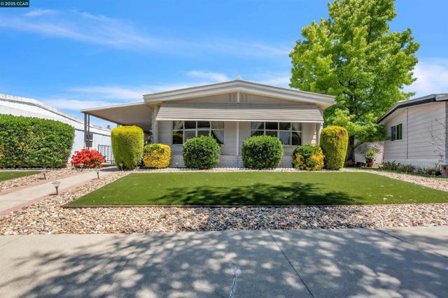 2137 Dalis Dr, Concord CA: https://media.crmls.org/mediaz/f7efc603-1eb7-4768-baa5-9ff69854ed18.jpg