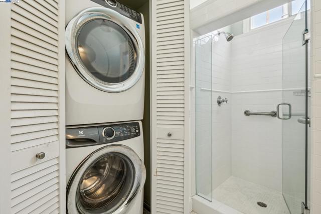 2070 Bush St, San Francisco CA: https://media.crmls.org/mediaz/f7f0d6fa-e04e-4f84-ba43-4f5d4e5b2285.jpg