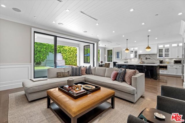4105 Bellingham Avenue, Studio City CA: https://media.crmls.org/mediaz/f7f1053f-9033-44c2-ae9a-796c4237e807.jpg