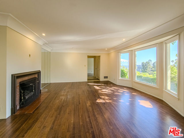 8967 St Ives Drive, Los Angeles CA: https://media.crmls.org/mediaz/f7f2563d-40d9-4642-84f3-a1dc51108b6f.jpg