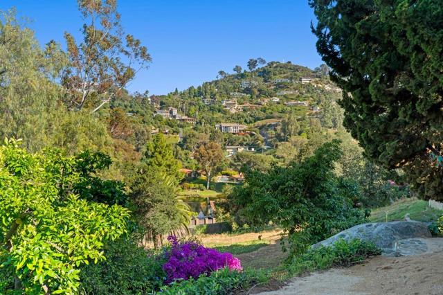 9835 Edgelake Dr, La Mesa CA: https://media.crmls.org/mediaz/f7f27f5a-edf9-48cd-96f6-0cf332baf1f4.jpg