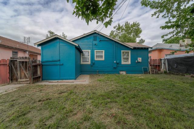 636 W 25th Street, Merced CA: https://media.crmls.org/mediaz/f7f29586-85c4-4ad1-869e-7e18c377c6cb.jpg