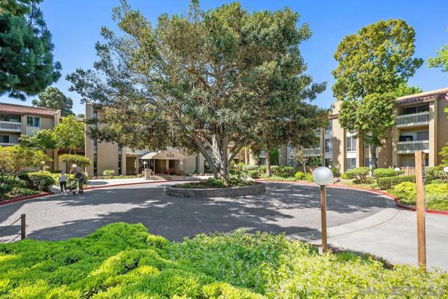 1855 Diamond St, San Diego CA: https://media.crmls.org/mediaz/f7f2a330-5798-4d09-b747-03ab9a50dcd4.jpg