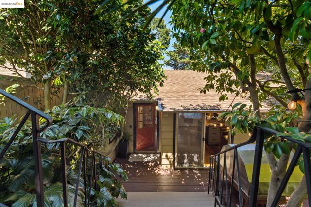 2560 Carisbrook Dr, Oakland CA: https://media.crmls.org/mediaz/f7f308b1-382a-4db1-832a-5993ba721940.jpg