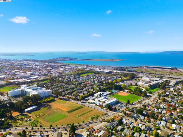 930 Kains Ave, Albany CA: https://media.crmls.org/mediaz/f7f39cb7-9015-4ffb-925a-117a3912ab9f.jpg