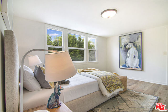 565 N Arden Boulevard, Los Angeles CA: https://media.crmls.org/mediaz/f7f3a272-6bf9-4933-92c0-d1f095bd3859.jpg