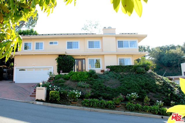 11502 Dona Teresa Drive, Studio City CA: https://media.crmls.org/mediaz/f7f3e5af-e434-45af-823e-80135336a786.jpg