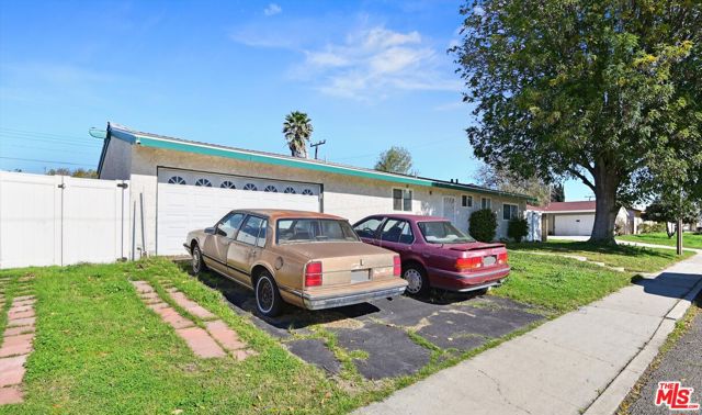 1691 Spence Street photo 2