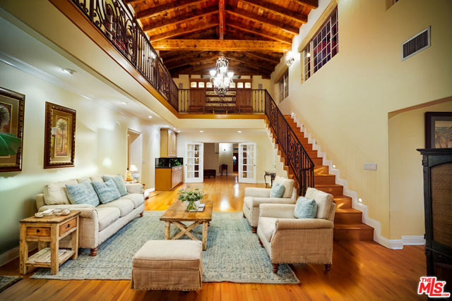 10655 Camarillo Street, Toluca Lake CA: https://media.crmls.org/mediaz/f7f4d37f-fdde-49c6-89ec-502d23cd646c.jpg
