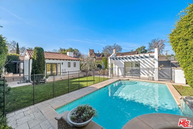 514 N Walden Drive, Beverly Hills CA: https://media.crmls.org/mediaz/f7f52564-4217-43bb-a2fc-4a3054c9366e.jpg