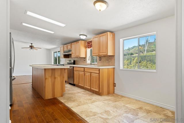 3511 Lakeview Dr, Julian CA: https://media.crmls.org/mediaz/f7f53ae4-fdf1-4492-bc00-26eaeef70cf8.jpg