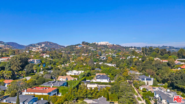 418 N Bowling Green Way, Los Angeles CA: https://media.crmls.org/mediaz/f7f580fe-8f83-4bea-908a-577c7244a27b.jpg