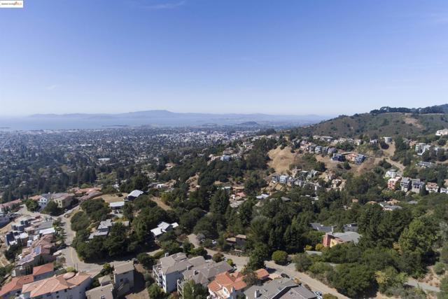 1881 Grand View Drive, Oakland CA: https://media.crmls.org/mediaz/f7f60cb9-2b2d-440e-a568-00030f2bd9c3.jpg