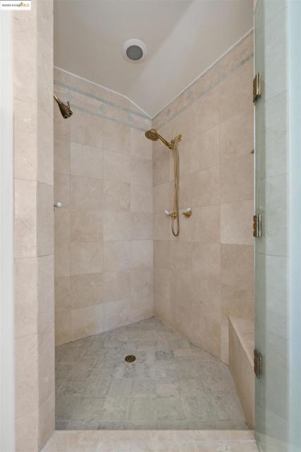 5701 La Salle Ave, Oakland CA: https://media.crmls.org/mediaz/f7f63b27-e444-4b7a-ad71-d00f231987ee.jpg