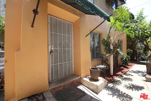 1028 N Hayworth Avenue, West Hollywood CA: https://media.crmls.org/mediaz/f7f66da2-845b-48a6-905e-34ae7711d123.jpg