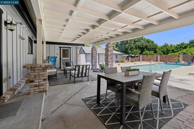 12 La Sonoma Ct, Alamo CA: https://media.crmls.org/mediaz/f7f6df81-f9a6-4075-9dd3-131f8c101be9.jpg