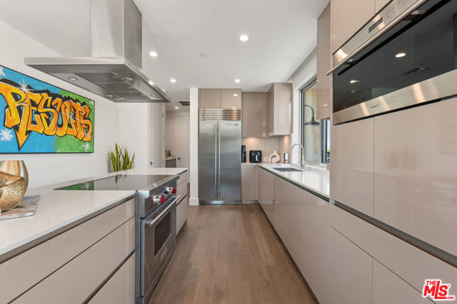 728 N Sweetzer Avenue, West Hollywood CA: https://media.crmls.org/mediaz/f7f6e3a1-6654-47e4-abaf-6a61d04580f0.jpg