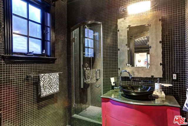 725 N Faring Road, Los Angeles CA: https://media.crmls.org/mediaz/f7f75473-0b7c-4a6d-99ab-ca51ad6944a9.jpg