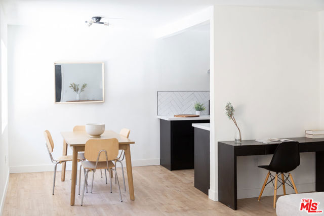 4938 Rosewood Avenue, Los Angeles CA: https://media.crmls.org/mediaz/f7f76e1d-a2a5-45c8-90ac-1e123874f302.jpg