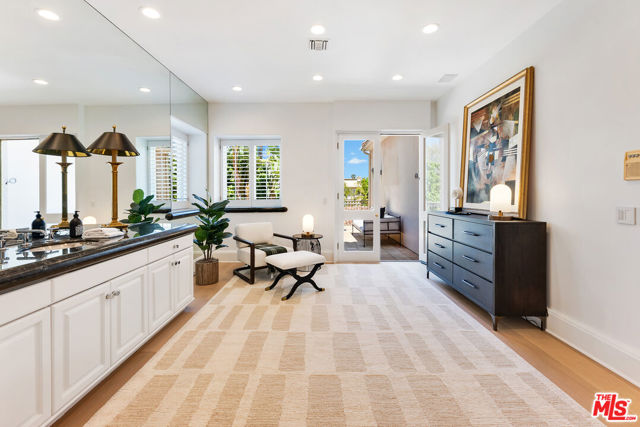 812 N Bedford Drive, Beverly Hills CA: https://media.crmls.org/mediaz/f7f7feb3-880d-4702-83c8-35ce00349e3b.jpg