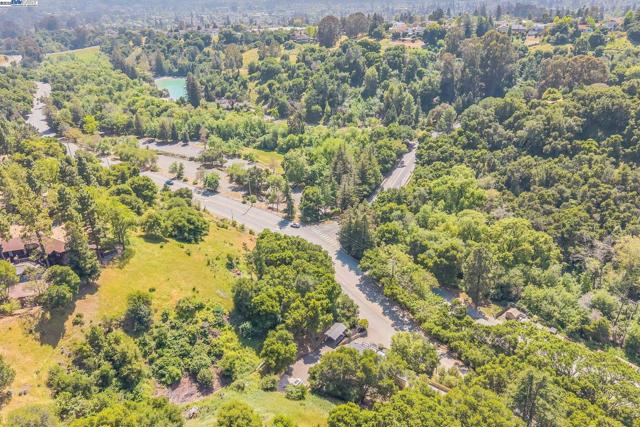 18698 Cull Canyon Rd, Castro Valley CA: https://media.crmls.org/mediaz/f7f8644d-cbfe-4948-a1a7-d80b828560c6.jpg
