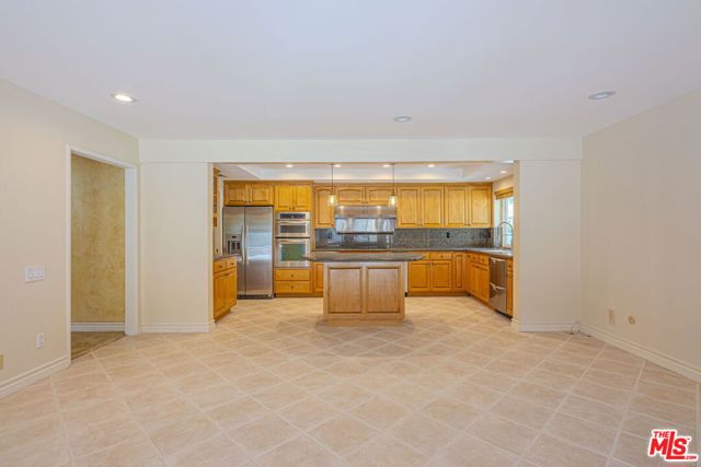 3926 Corte Cancion, Thousand Oaks CA: https://media.crmls.org/mediaz/f7f95fce-9307-458b-bbf6-aad5b7e870e5.jpg