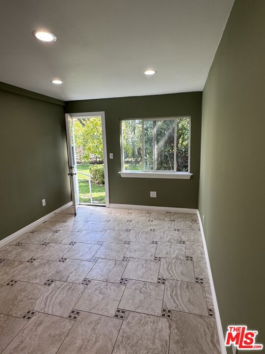 621 S Highland Avenue, Los Angeles CA: https://media.crmls.org/mediaz/f7fa31c5-deef-4885-9793-ceb493d2a0d2.jpg