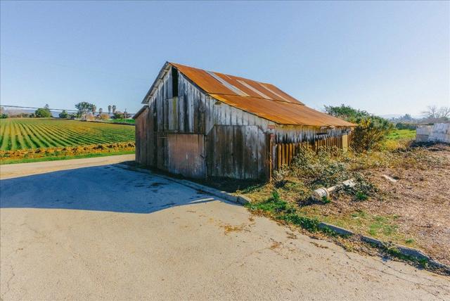 371 Calabasas Road, Watsonville CA: https://media.crmls.org/mediaz/f7fb0a69-1bd4-4d2f-ac72-a3b64dd20a2d.jpg