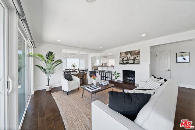 11689 Picturesque Drive, Studio City CA: https://media.crmls.org/mediaz/f7fbbf2f-6204-4461-b7d0-f9828b9236dc.jpg
