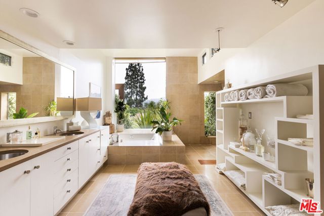 11531 Amanda Drive, Studio City CA: https://media.crmls.org/mediaz/f7fc0b82-9a93-44f5-8808-2a486a2519f8.jpg