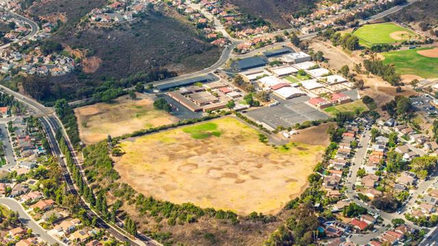 9302 Twin Trails Dr, San Diego CA: https://media.crmls.org/mediaz/f7fc71be-47cb-4cb3-af11-c858f41a2908.jpg