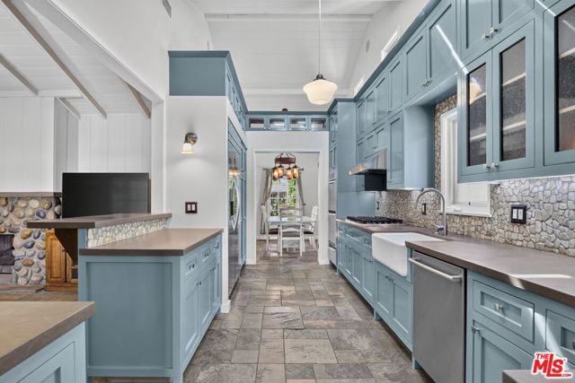 12151 La Maida Street photo 7