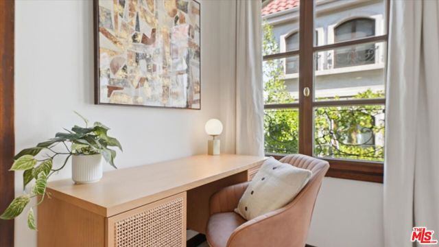 9249 Burton Way, Beverly Hills CA: https://media.crmls.org/mediaz/f7fc8192-a3de-452d-8c5f-e2e5ef900870.jpg