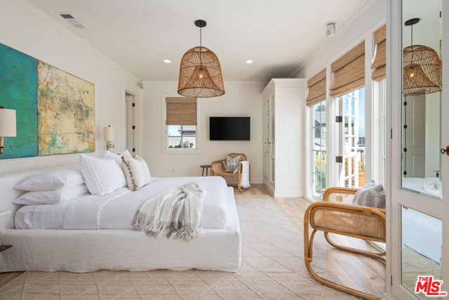 28870 Hampton Place, Malibu CA: https://media.crmls.org/mediaz/f7fd13cc-d2e9-4fd5-9c88-75d8c097b2b4.jpg