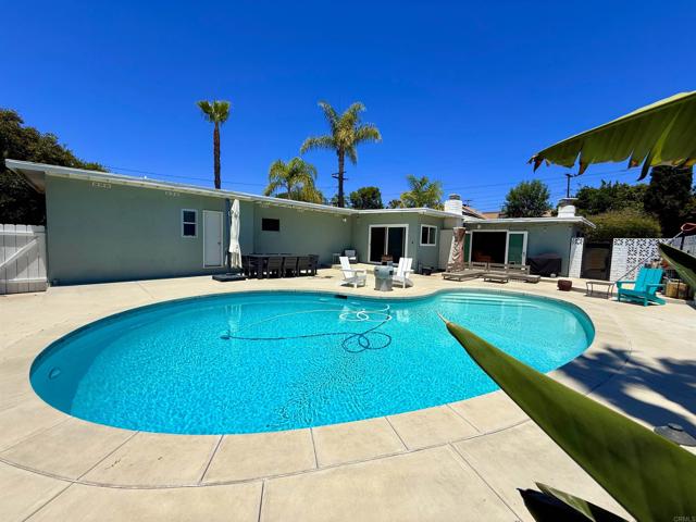 1461 Sunrise Drive, Vista CA: https://media.crmls.org/mediaz/f7fe48c2-d516-4aad-9cee-d8e7b32c492f.jpg