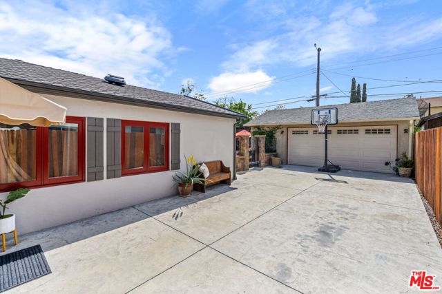 521 S Parish Place, Burbank CA: https://media.crmls.org/mediaz/f7fe6694-7576-47f2-94ca-b180ece31b45.jpg