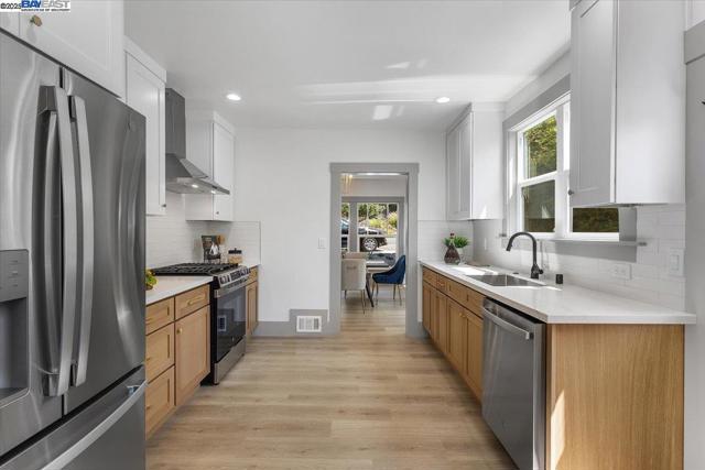 689 Santa Ray Ave, Oakland CA: https://media.crmls.org/mediaz/f7fe822b-d981-4173-b769-dc720a94c2d9.jpg