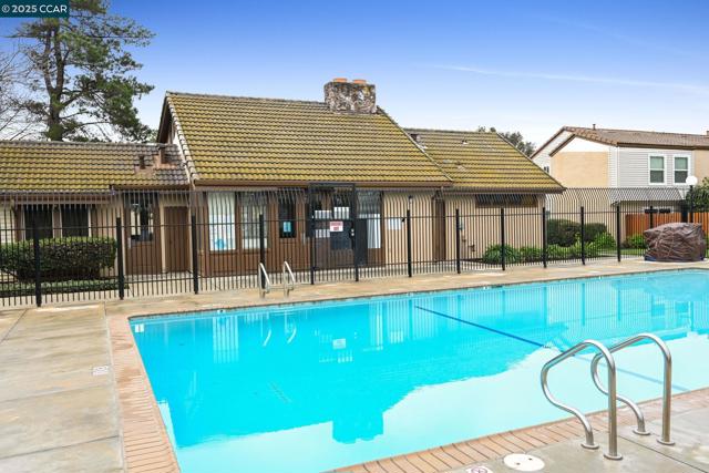 1435 Bel Air Dr, Concord CA: https://media.crmls.org/mediaz/f7ffdb19-f2cf-4f2f-8130-5cee91f5a0ba.jpg