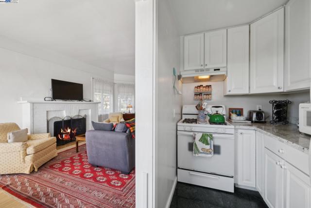 2000 CLINTON AVENUE, Alameda CA: https://media.crmls.org/mediaz/f80010e4-0a1d-4089-8abf-83020a4b38d5.jpg
