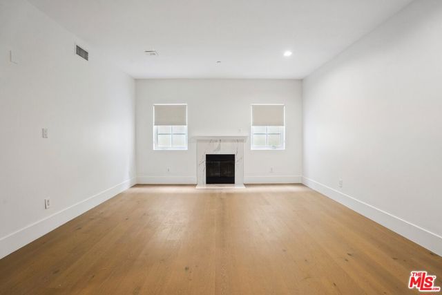 1861 Veteran Avenue, Los Angeles CA: https://media.crmls.org/mediaz/f800c264-c023-4022-b5bb-35f97ac0ce5e.jpg