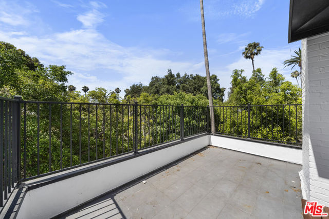 1722 N Vista Street, Los Angeles CA: https://media.crmls.org/mediaz/f801d569-e7de-4383-b6ab-1273d317a7e9.jpg