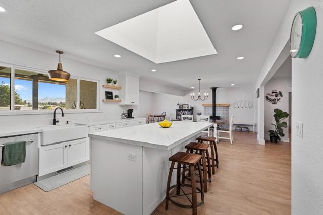 215 Rays Circle, Hollister CA: https://media.crmls.org/mediaz/f801dd83-29be-49bd-93c2-ae2e49504da5.jpg